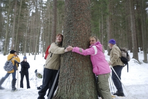 Bild 6: Peggy und Jacqueline umarmen den alten Baum