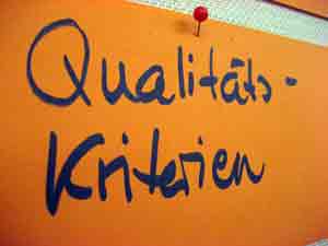 Tafel mit der Aufschrift Qualitätskriterien. Foto Kathrin Antrak / Pixelio.de.