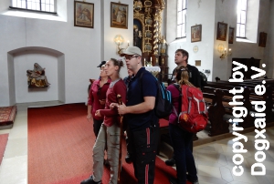 Wanderer in der Klosterkirche
