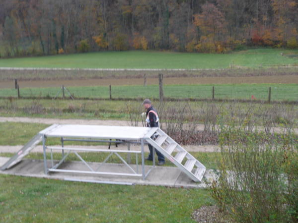 Bühne mit Auf- und Abstiegstreppe