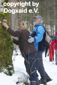 Hans zeigt Jacqueline Besonderheiten am Baum