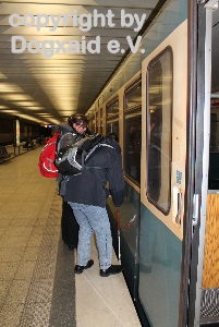 Teilnehmer gehen die U-Bahn außen entlang